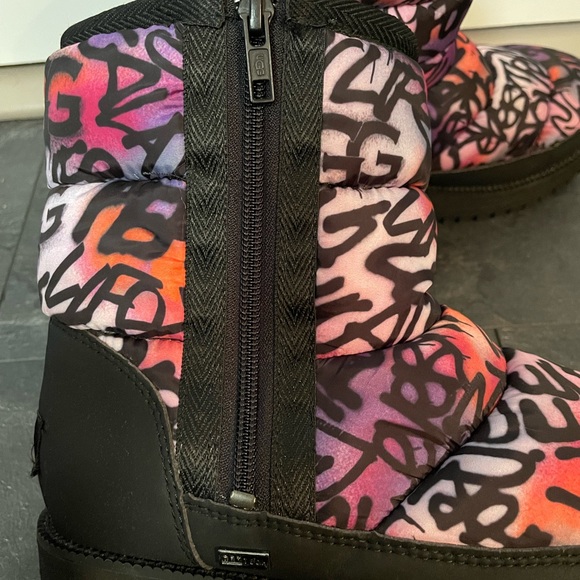UGG Ridge Graffiti Boots- Size 6 - Picture 3 of 9